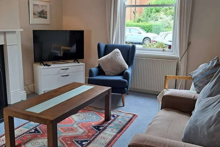 Stunning 3BD Victorian House in Bramhall Village - Image 1