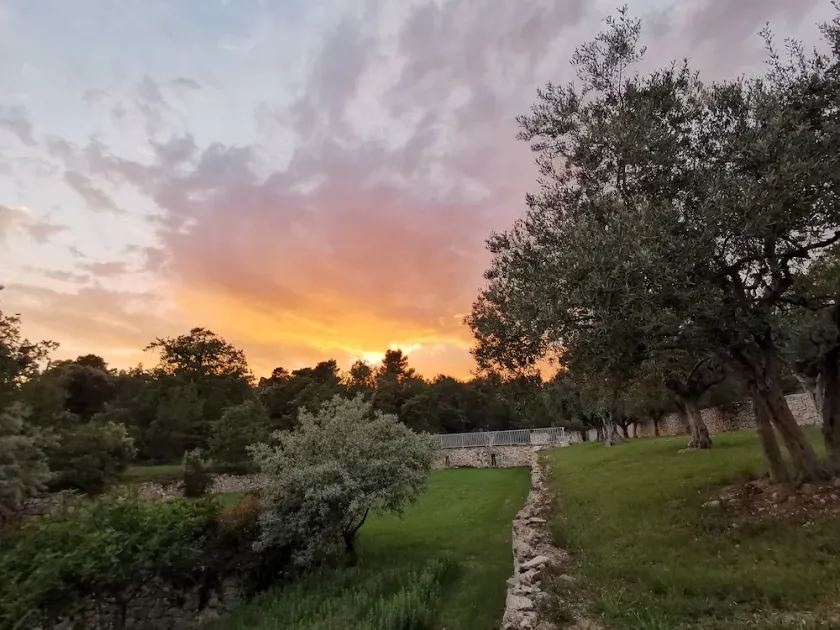 Bastide, Luberon, Provence – pool, 7 soveværelser, 6 bad – 9 voksne + 6 børn - Image 1