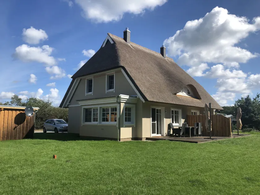 Holiday living under thatched roof - 4 bedrooms, 2 bathrooms, large garden and terrace - Image 1