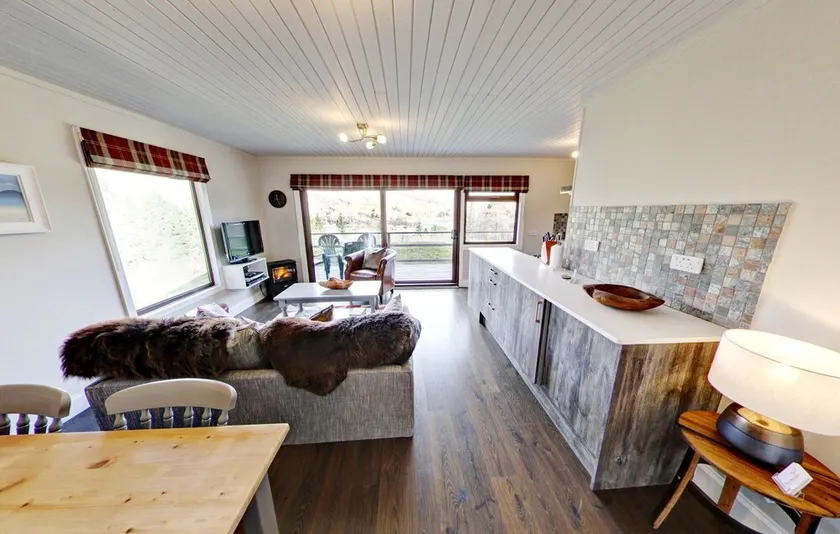Beautiful 4 star, 2 bedroom chalet with stunning loch and mountain views - Image 1
