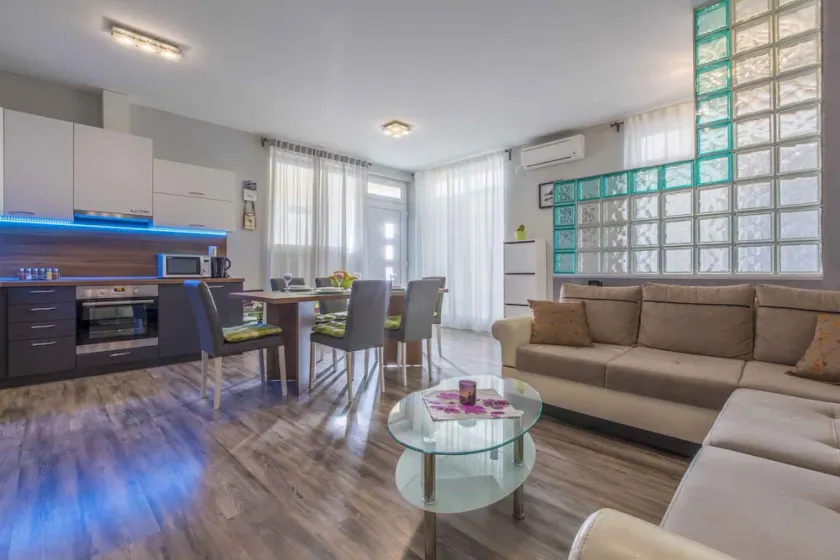 Holiday apartment with air conditioning and washing machine - Image 1