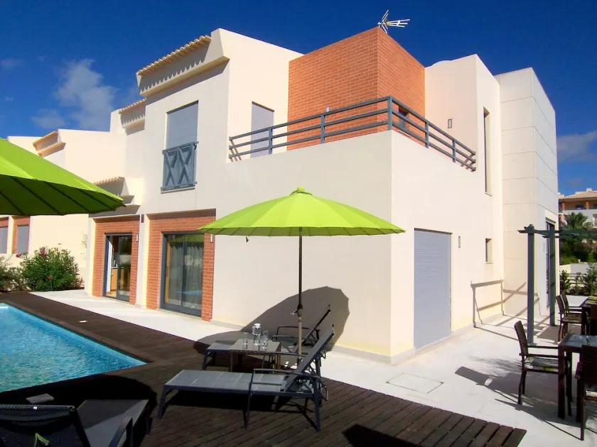 Nuova Villa indipendente di lusso con 4 letti, completa / attrezzata, 8 posti letto, giardino privato / piscina riscaldata - Image 1