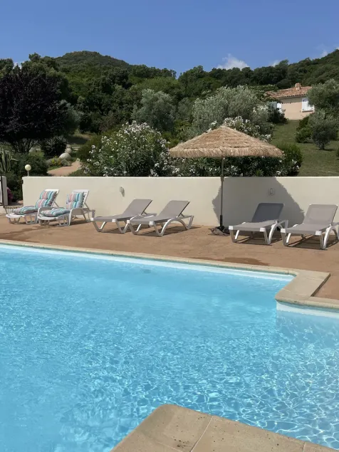 Residence de 3 villas avec piscine - Image 1