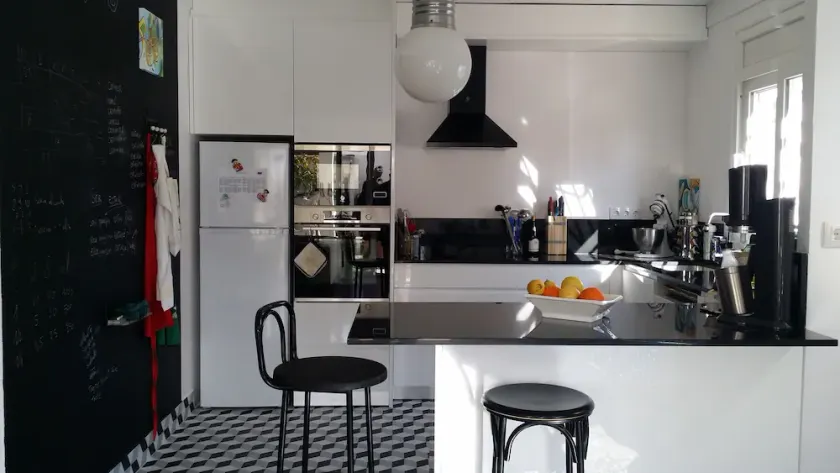 Large holiday home 100m from the beach superbly located in the district - Image 1