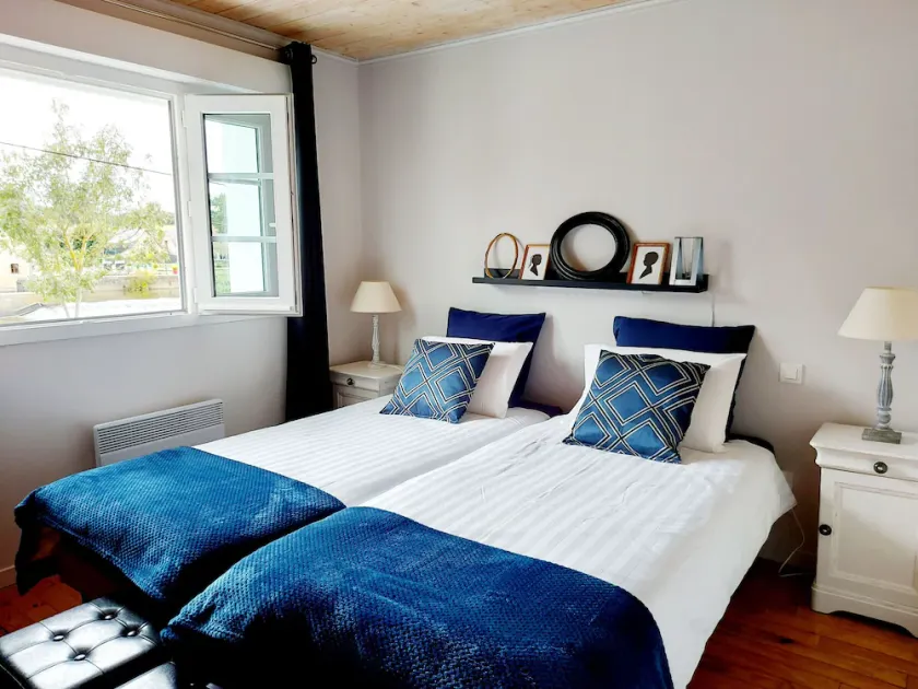 Family suite with 2 bedrooms, breakfast included, private lounge, near Laval and Château-Gontier - Image 1