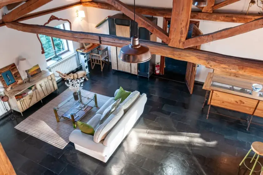 EXCLUSIVE APARTMENT WITH 3 DOUBLE ROOMS IN ARTISTIC BUILDING - Image 1