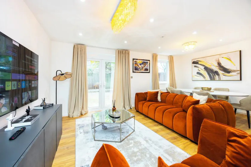 Modern 3 Bedroom House in  Stratford - Image 1