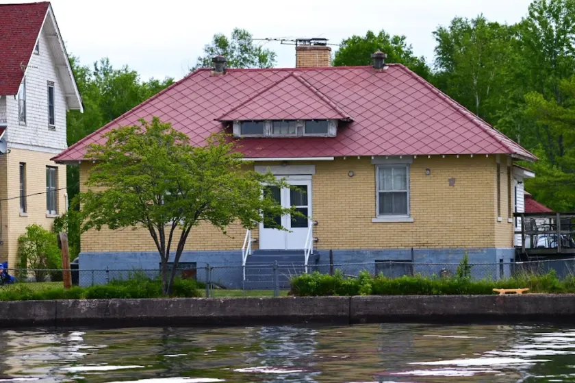 Historisk Coast Guard Station på Keweenaw Bay, gåafstand til stranden! - Image 1