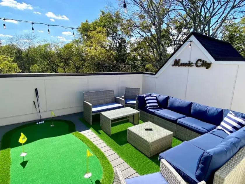East Nashville Townhome 5min to Grand Ole Opry! Rooftop Deck, Grill, TV and Golf - Image 1