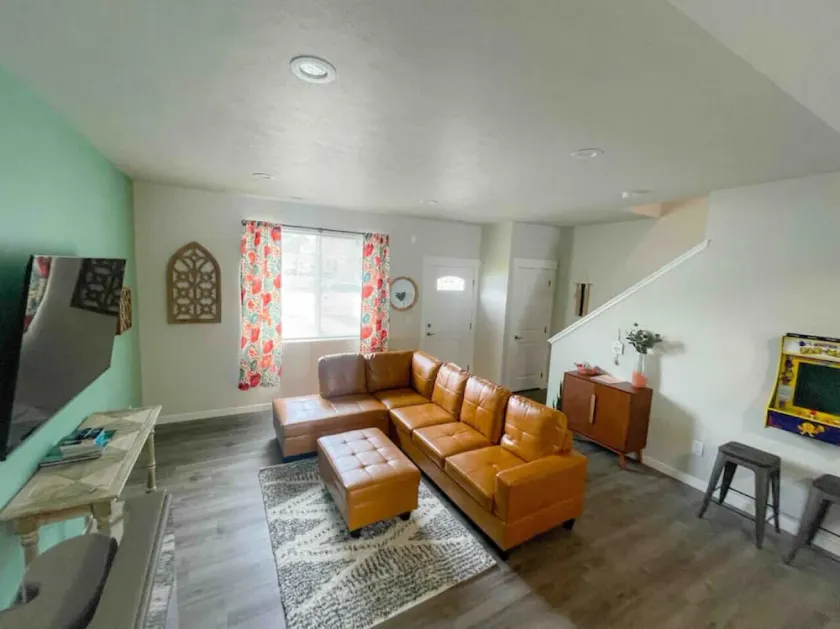 Central 3/2, garage, private yard, walk to arena, EV charger - Image 1