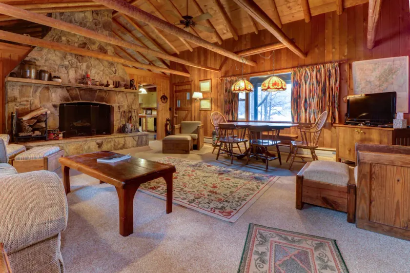 Maison au bord du lac avec quai, foyer et vues - chiens OK, près du parc d'État! - Image 1