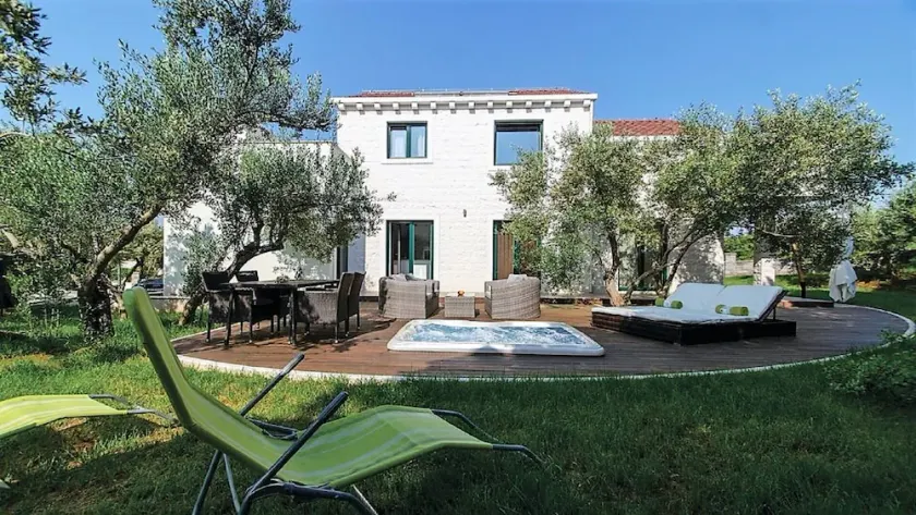 Nueva Villa FraMar con jacuzzi al aire libre inmerso en olivos - Image 1