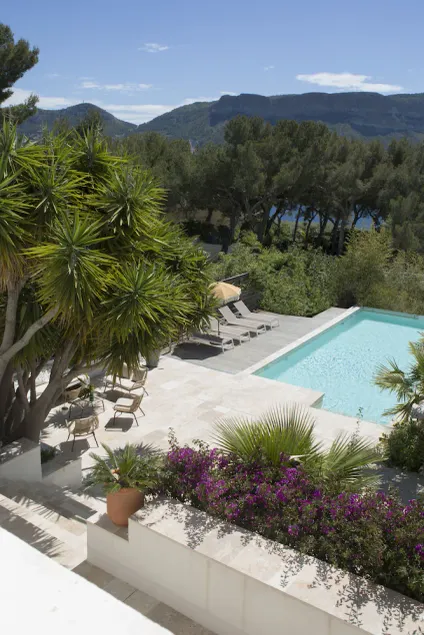 Cassis - Villa  Presqu'île - Piscine Chauffée - Accès mer à 50m - Calme - Image 1