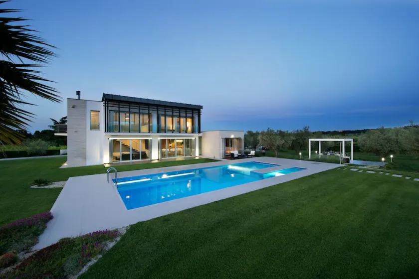Moderne Villa mit Pool, umgeben von viel Grün - Image 1