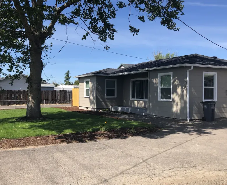 Great, clean house in the middle of Medford - Image 1