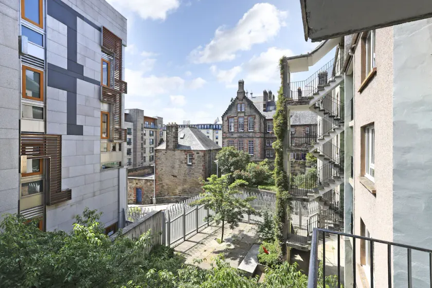 JOIVY Contemporary Royal Mile Apartment with Balcony - Image 1