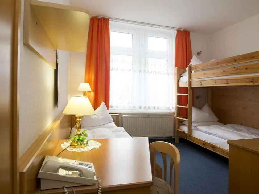 Triple Room, Shower/Toilet, Single Bed/Double Bunk Bed - Hotel Heinz - Image 1