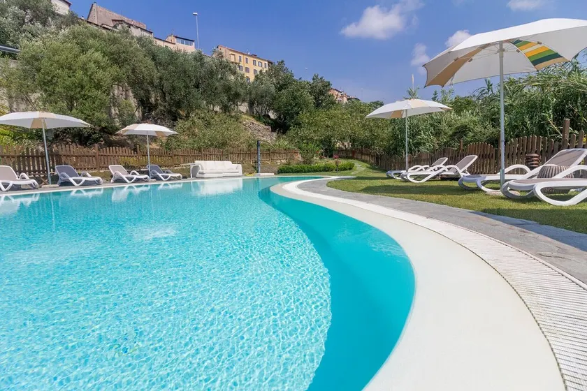 Oberoende fjärrumslägenhet i resort med pool och trädgård - Image 1