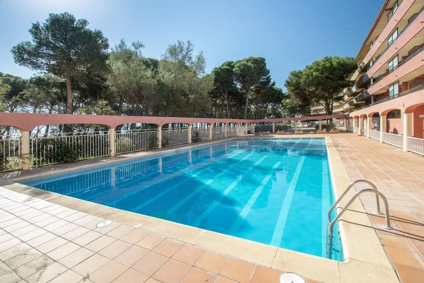 Appartement 'Salines' avec piscine partagée, balcon et climatisation - Image 1