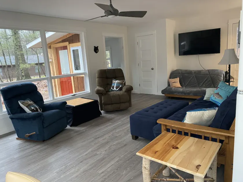Cozy cottage just one mile from the Platte river, close to the Sleepy Bear dunes - Image 1