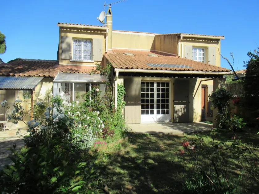 Villa Avec Jardin, au Calme, Dans Quartier Résidentiel, à 10 mn D'avignon - Image 1