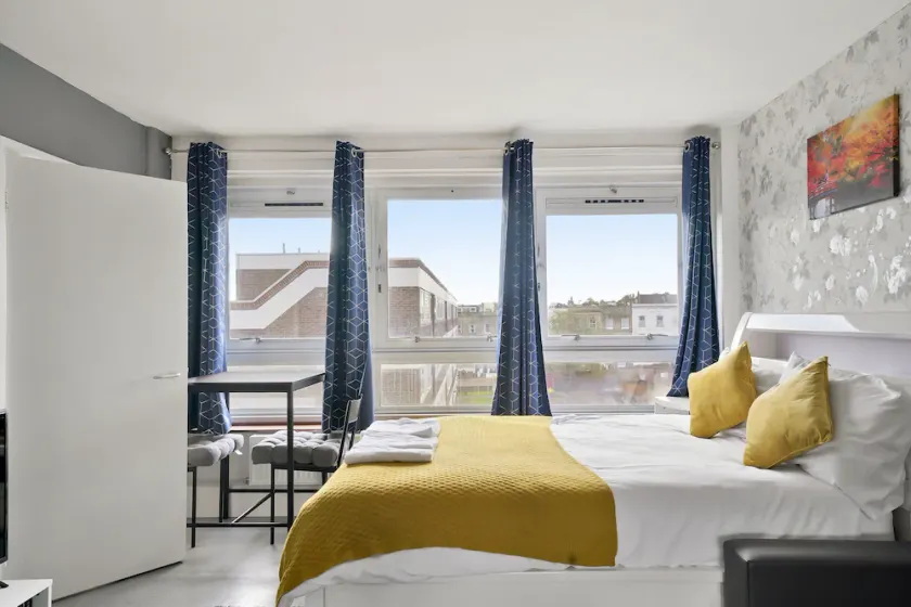 Impeccable 1-bed Apartment in London - Image 1