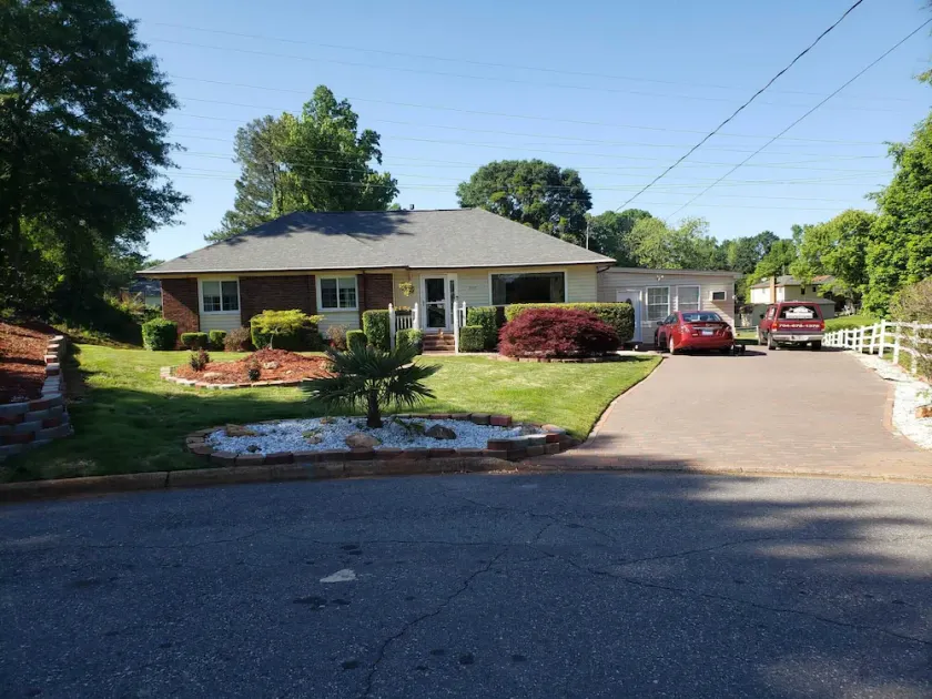 Bright & Spacious Studio Close to CLT Airport - Image 1