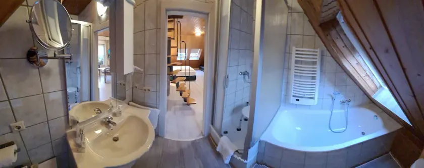 W4, apartment with air conditioning, 2 bedrooms with 4 single beds. - Image 1