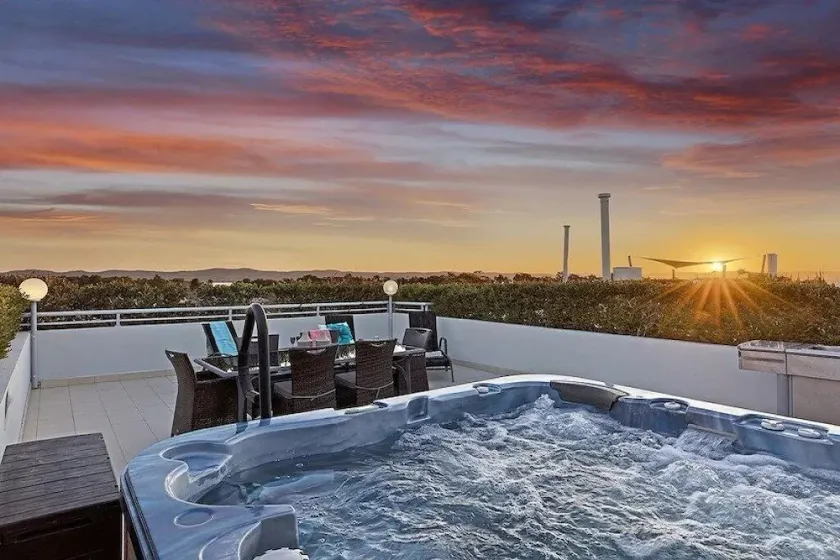 Waterfront Penthouse with heated jacuzzi and private rooftop terrace - Image 1