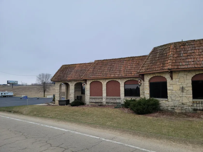 Spacious renovated restaurant with plenty space and close to The Field of Dreams - Image 1