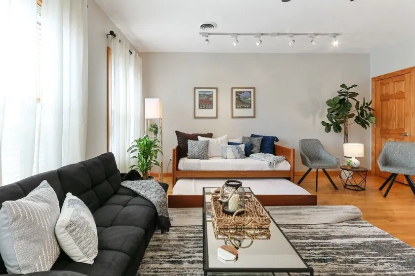 Suite 725 on Main |Recently Face-Lifted |Walkable Dwntwn Condo |Parking |Dining |Nightlife |Shopping - Image 1