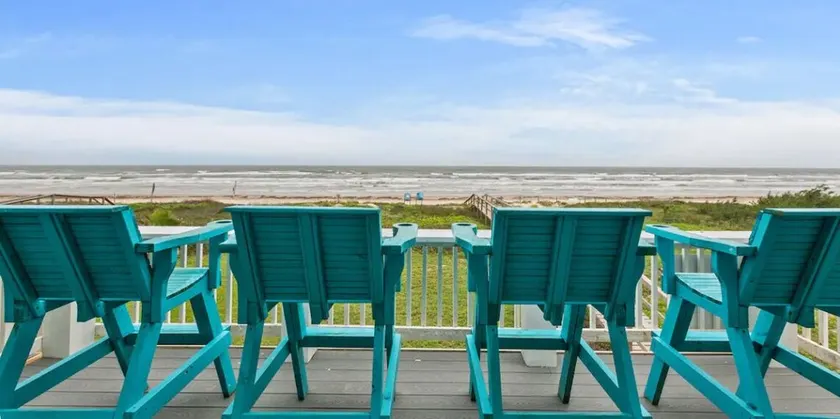 Beachfront Retreat. 3 steps to walkover! Bathrooms Remodeled! - Image 1