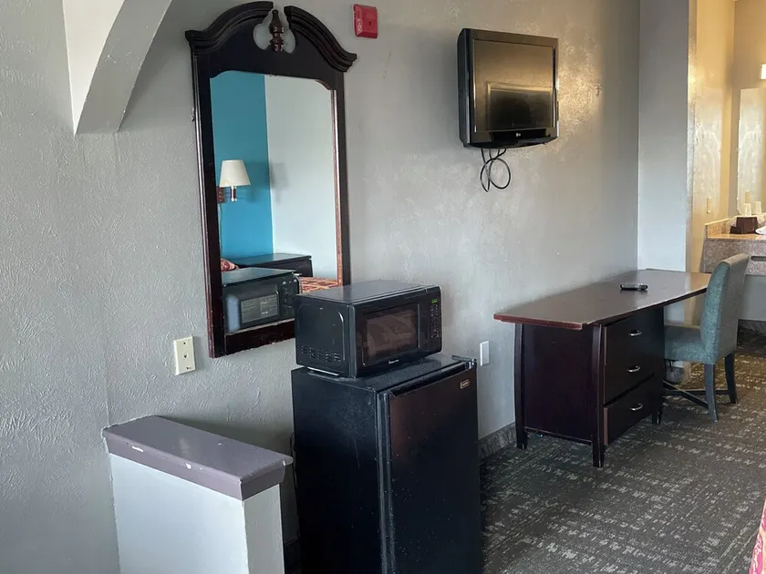 MESQUITE INN & SUITES - Image 1
