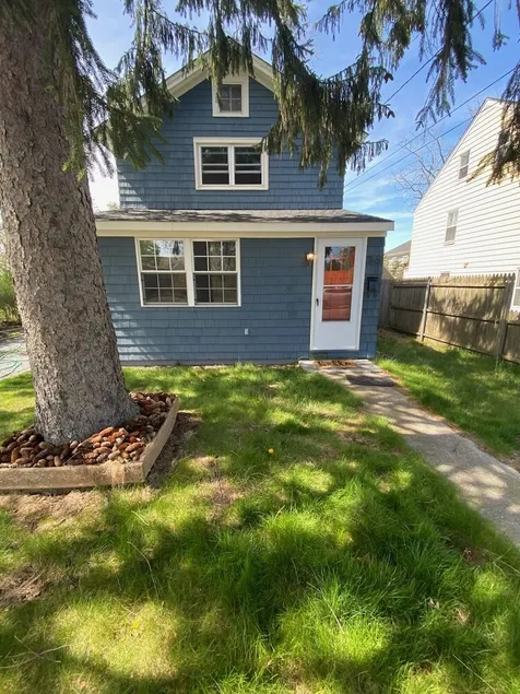 Charming Riverhead home with large outdoor patio & backyard  firepit - Image 1