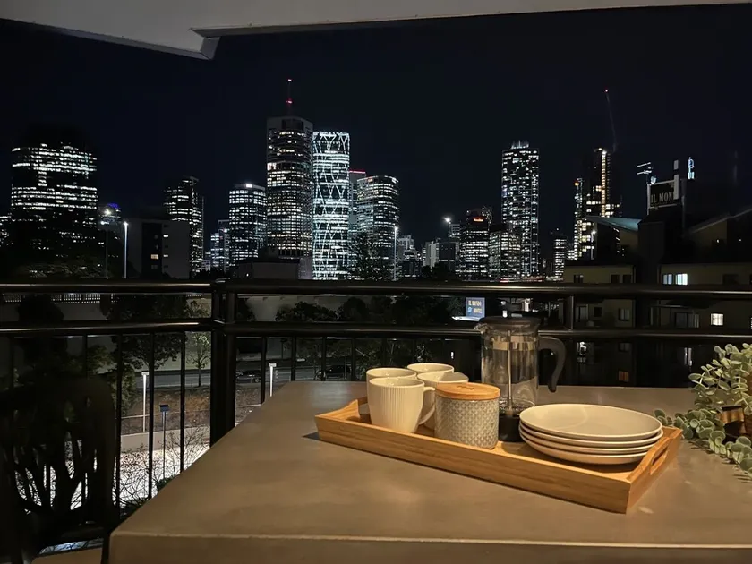 Stunning One Bedroom Unit in the Heart of Kangaroo Point - Image 1