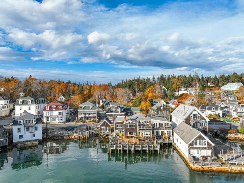 J & E Riggins - Inn on the Harbor - Image 1