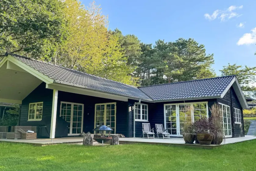 Retreat with Outdoor Lounge Area - Image 1