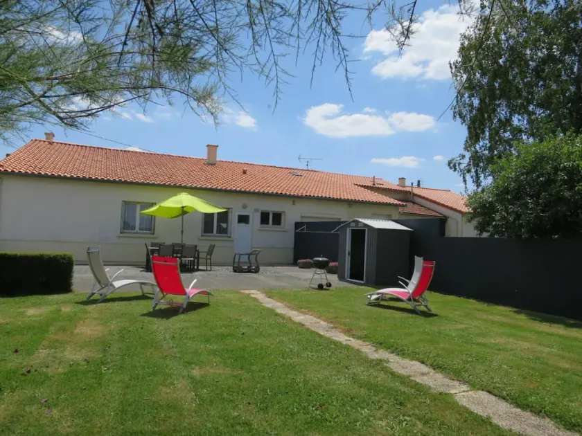 Entspannung und Natur: Familienfreundliches Ferienhaus mit WLAN, Terrasse und Garten in Saint-Georges-des-Gardes - Image 1