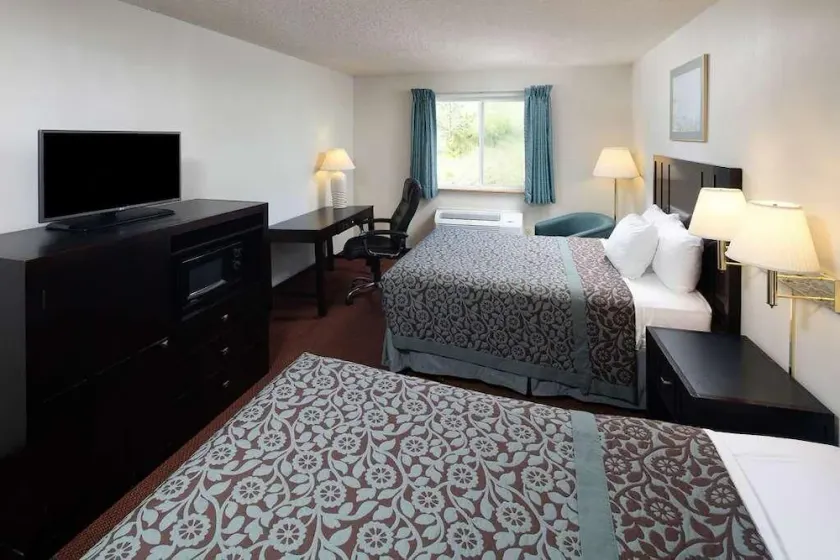 Budget-Friendly Accommodations with Free Parking, Wifi, and Pool - Image 1