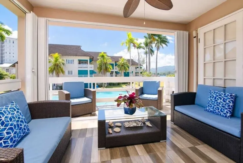 Precioso apartamento de lujo frente al mar Propiedad Montego Bay - Image 1