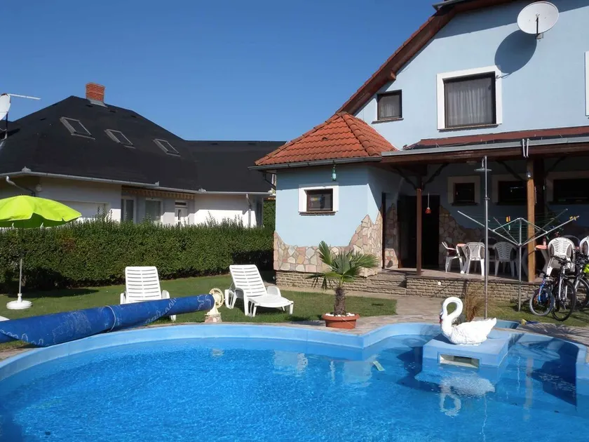 Holiday home with heated pool and close proximity to the beach - Image 1
