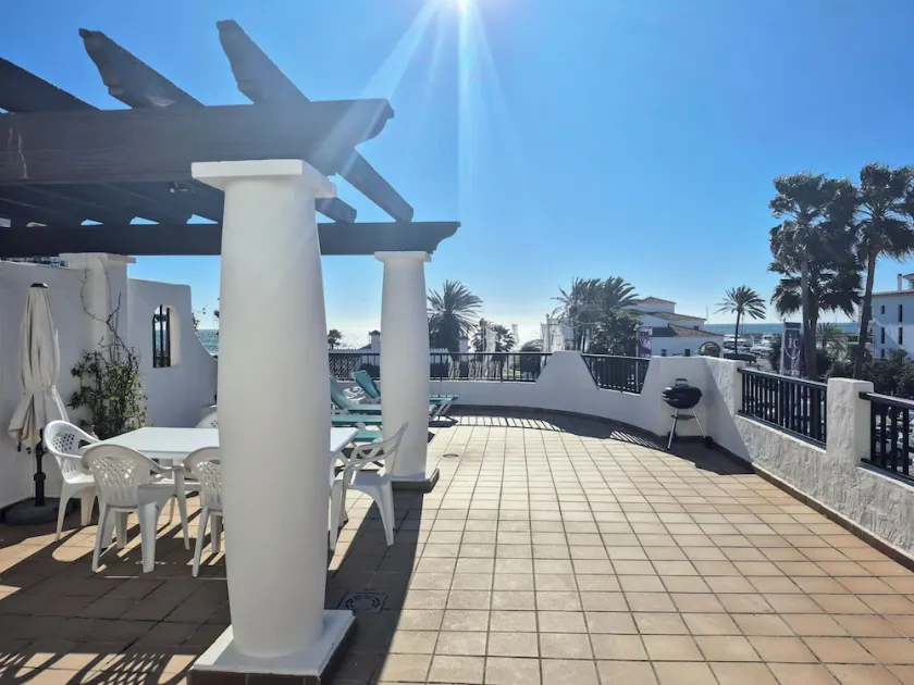 Gorgeous high spec apartment 50m from the beach and marina - Image 1