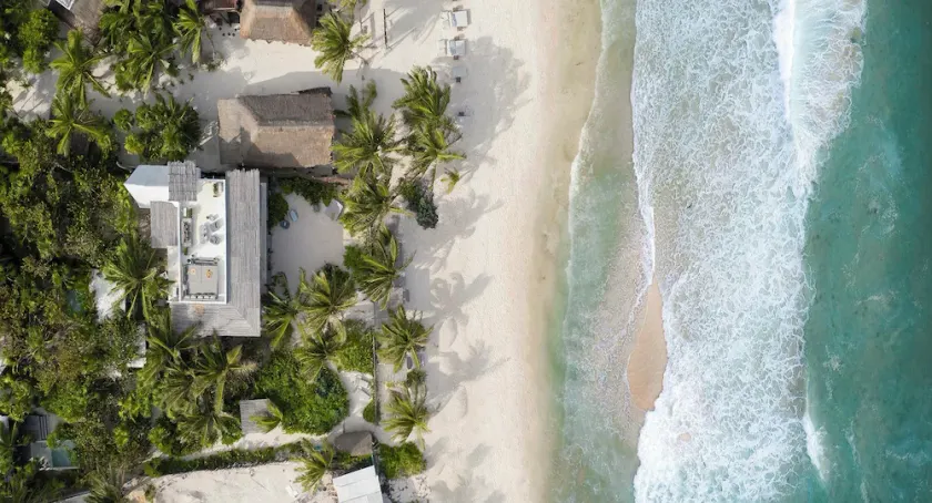 4BR Beachfront Villa Ideal for Groups & Getaways - Image 1