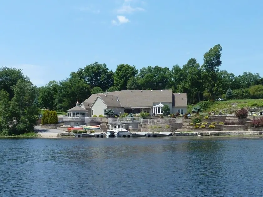 Luxury Riverfront Cottage 30 mins from Kingston ON - Image 1