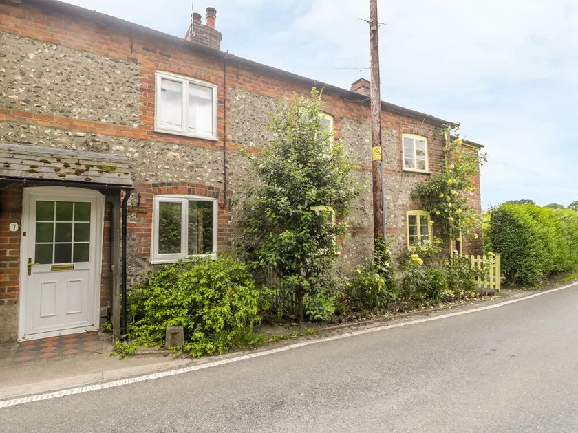 APPLE TREE COTTAGE, pet friendly, with open fire in Shillingstone - Image 1