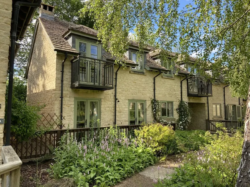 Cosy Cotswolds style cottage in a stunning location on the Lower Mill Estate - Image 1