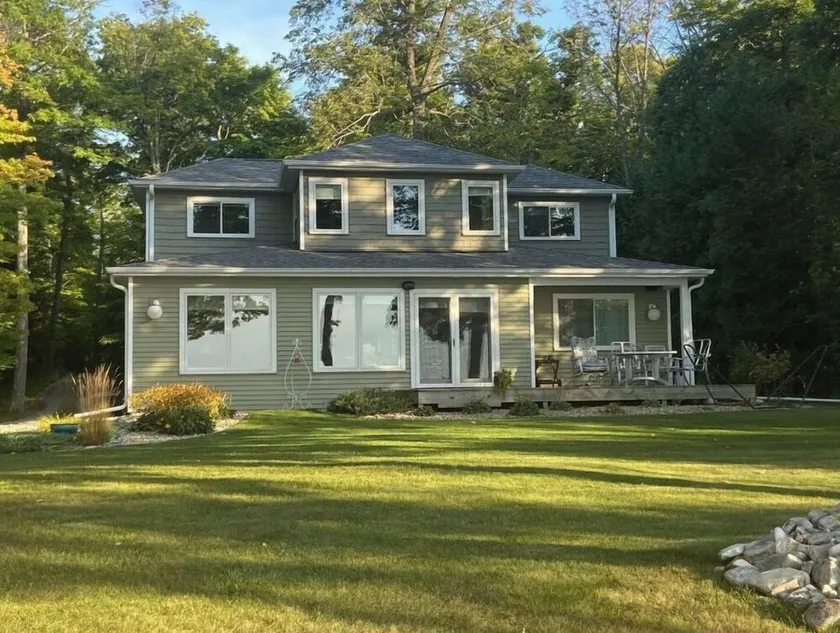 Relax on the shores of Green Bay in your beautiful, private, two bedroom home - Image 1