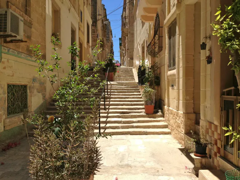 Beautiful traditional town house with marina views from roof terrace - Image 1