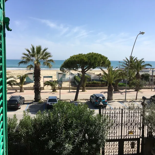 Air conditioned, brand new mini loft apartment first row sea - Image 1