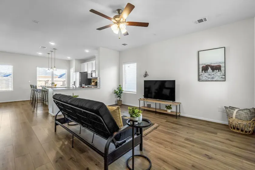 Single Family Home 25 Minutes from Downtown  - Image 1